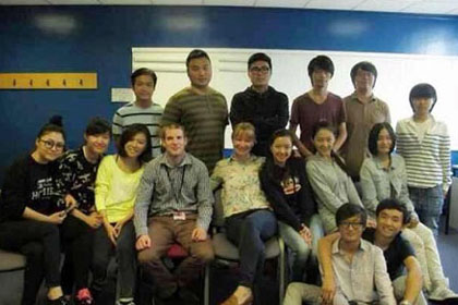 王同学（后排右二）在英国跟同学们一起学习